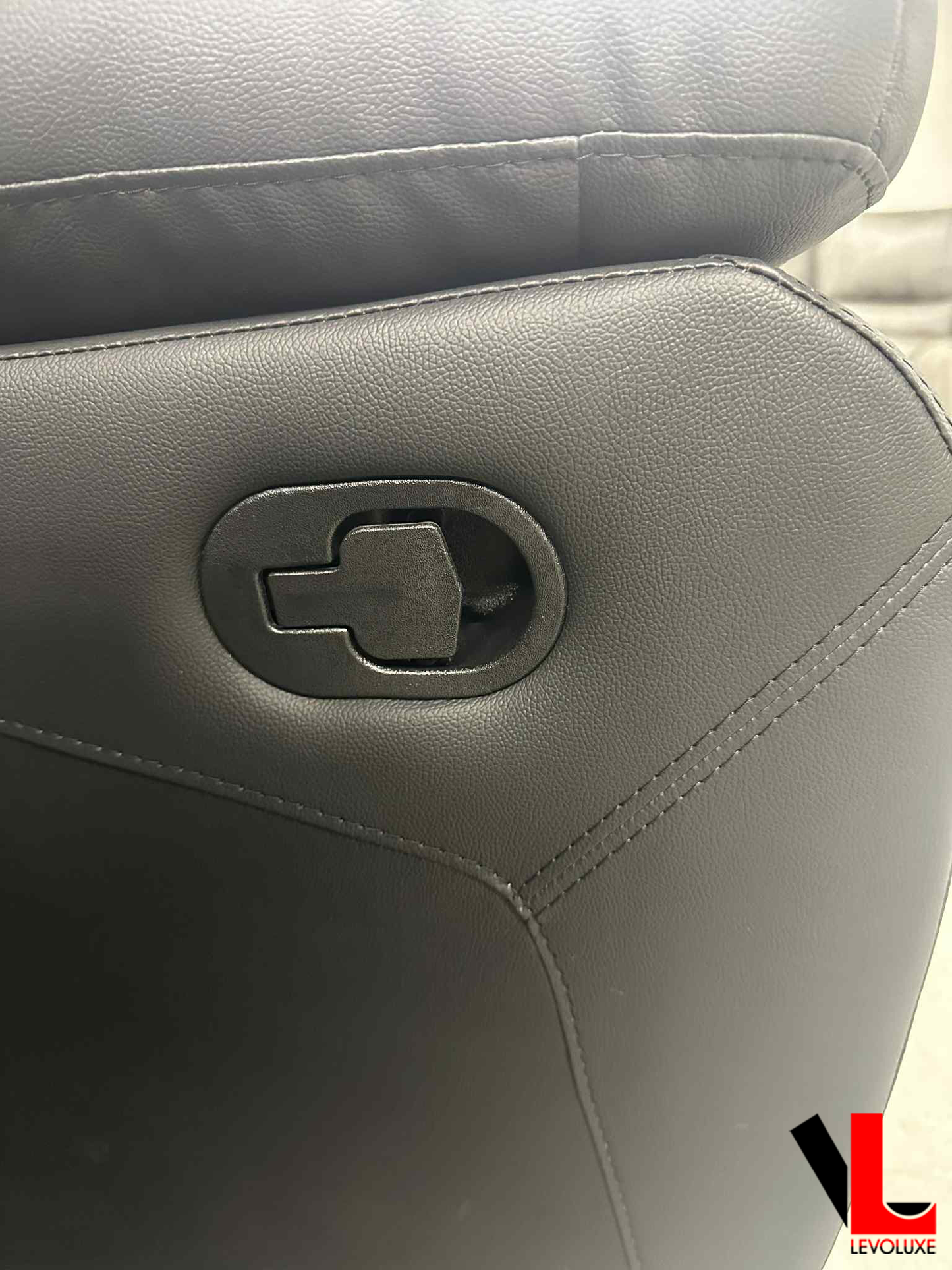 Fauteuil inclinable Aveon de 38,5 po avec accoudoirs en cuir assorti - Disponible en 2 couleurs